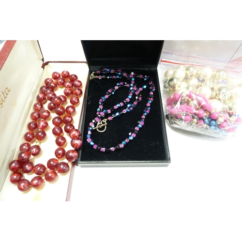 324 - Box of costume jewellery to include bead necklaces, brooches, wristwatches etc., also a brush set.