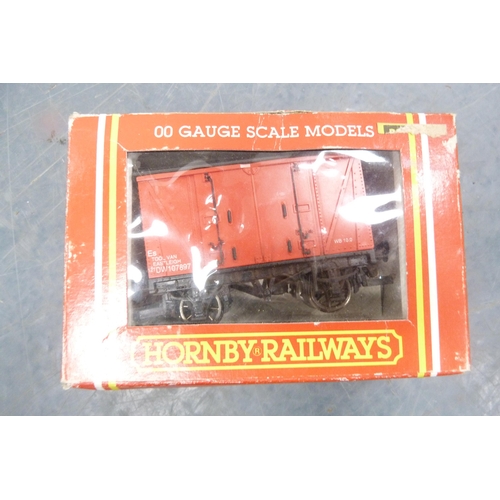 33 - Carton containing model railway track, rolling stock, Hornby R8223 extension pack, R.045 ventilated ... 