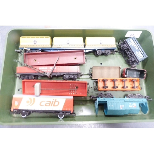 34 - Hornby Dublo two-rail 0-6-0 tank goods electric train set, 2006, rolling stock, Tri-ang grain wagon,... 