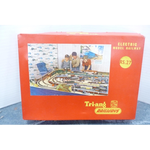 35 - Tri-ang 00 gauge Electric Model Railway, RS.27, in original box.