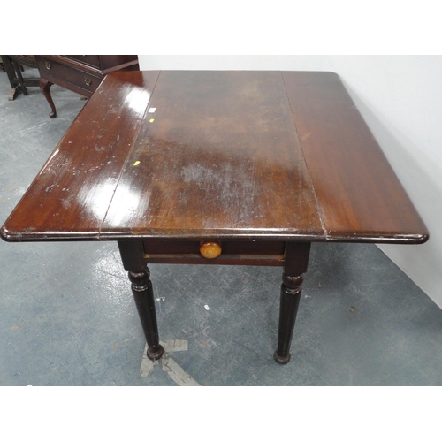 375 - Antique mahogany Pembroke table.