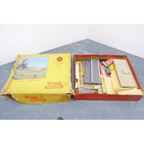 39 - Tri-ang 0 gauge electric part train set, boxed Tri-ang 00 gauge R.60 ticket office, Powerline P627 c... 