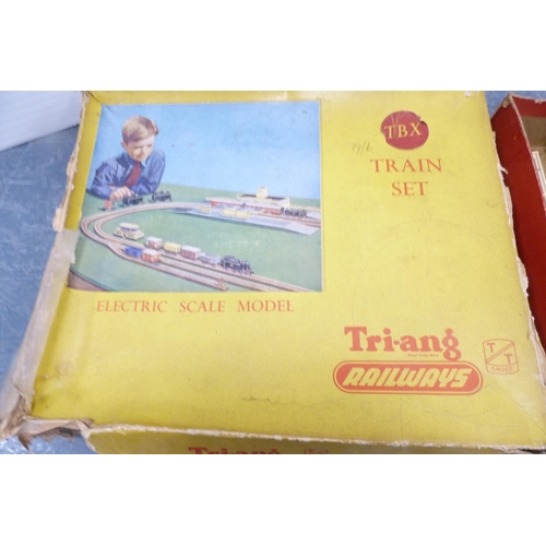 39 - Tri-ang 0 gauge electric part train set, boxed Tri-ang 00 gauge R.60 ticket office, Powerline P627 c... 