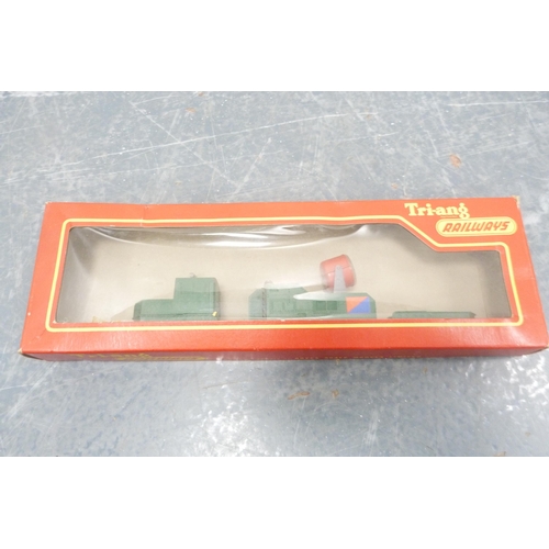 40 - Carton containing a boxed Hornby 00 gauge R.066 LMS 4-6-2 locomotive with tender, Hornby Toplink 00 ... 