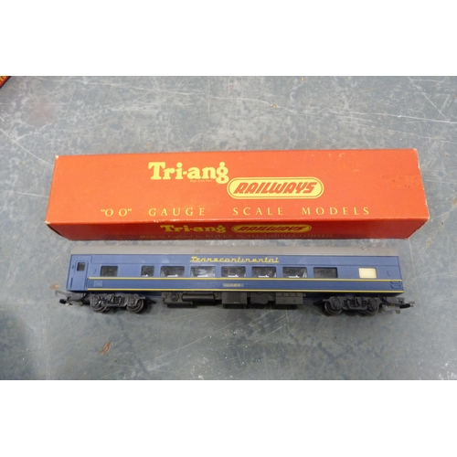 40 - Carton containing a boxed Hornby 00 gauge R.066 LMS 4-6-2 locomotive with tender, Hornby Toplink 00 ... 