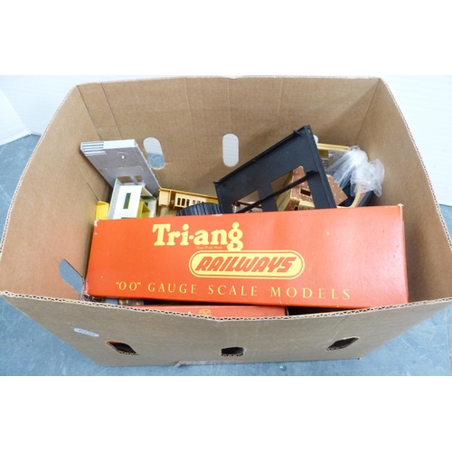 50 - Model railway accessories to include bridges, buildings, boxed Tri-ang 00 gauge R.126 stock car, box... 