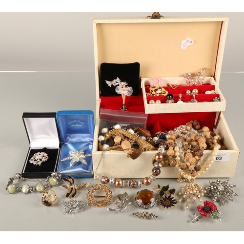 103 - Large quantity of vintage jewellery to include brooches, beaded necklaces, etc, in jewellery box