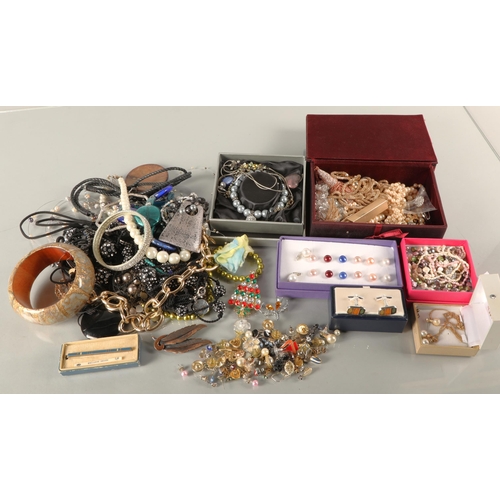 118 - Large quantity of costume jewellery to include pearls, earrings, brooches, beads, bangles, necklaces... 