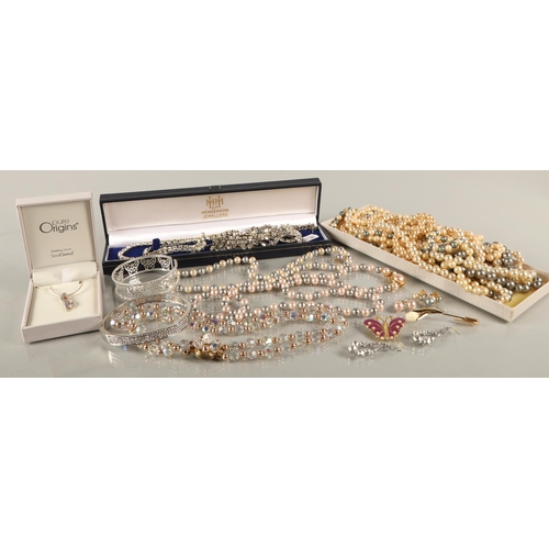 124 - Large assortment of vintage costume jewellery to include pearls, beads, gem set, some silver, etc