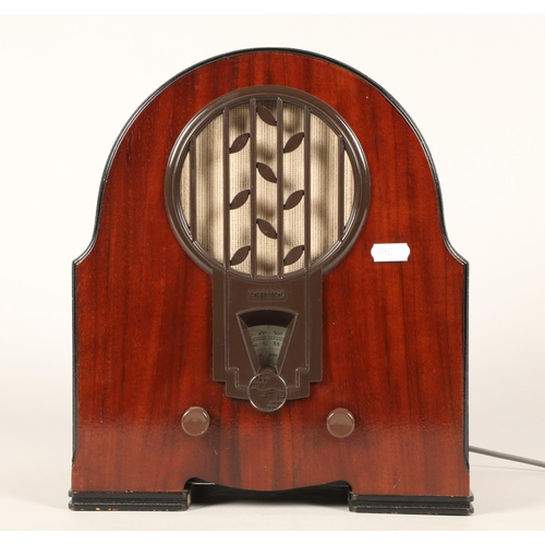 479 - Philips reproduction radio.