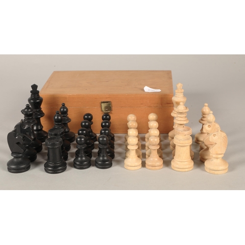 595 - Wooden chess pieces (unchecked)