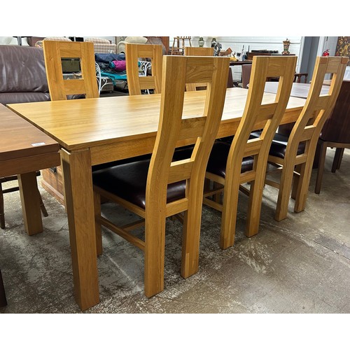 585 - Contemporary oak dining table with six matching chairs