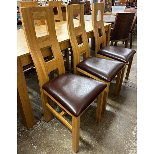 585 - Contemporary oak dining table with six matching chairs