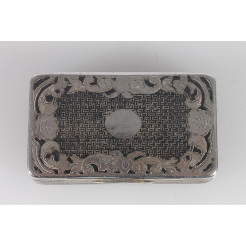 106 - Russian 84 zlotnik grade silver niello snuff box, the top and bottom surface decorated with engine t... 