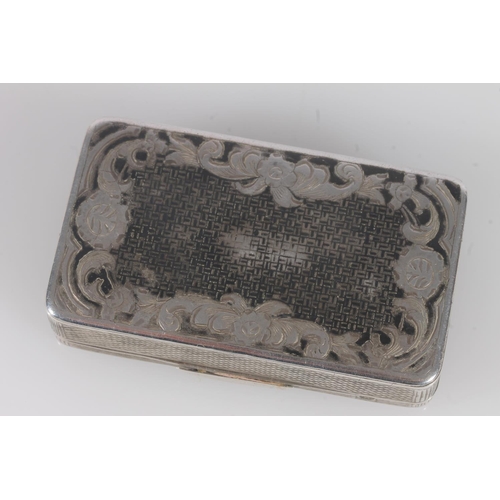 106 - Russian 84 zlotnik grade silver niello snuff box, the top and bottom surface decorated with engine t... 