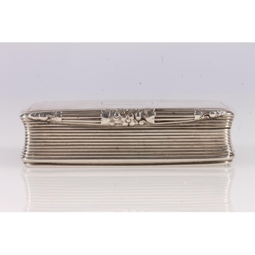 47 - Antique George IV silver snuff box of rectangular shape with rounded corners, the body with simulate... 