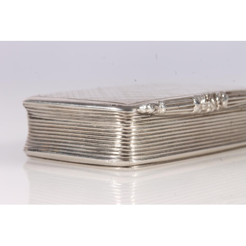 47 - Antique George IV silver snuff box of rectangular shape with rounded corners, the body with simulate... 