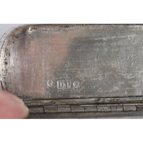 50 - Antique Victorian silver snuff box of rectangular shape with serpentine edge, the body with incised ... 