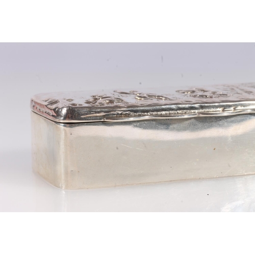 54 - Antique Edwardian silver table snuff box of rectangular shape, the lid decorated in repoussé with a ... 