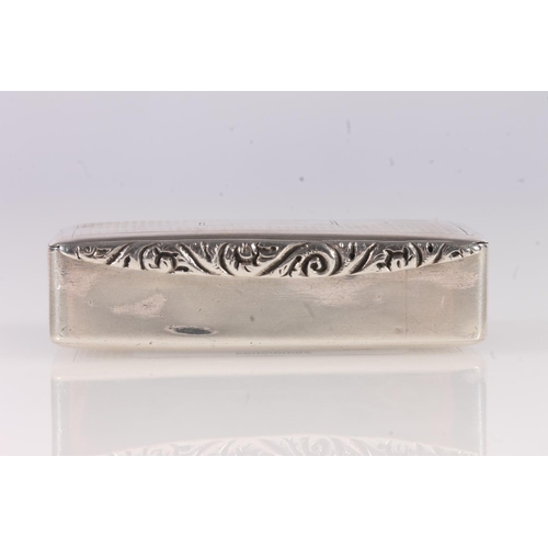 86 - Antique George IV silver snuff box of rectangular shape with rounded corners and plain moulded edge,... 