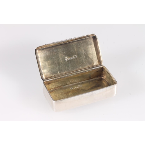 86 - Antique George IV silver snuff box of rectangular shape with rounded corners and plain moulded edge,... 