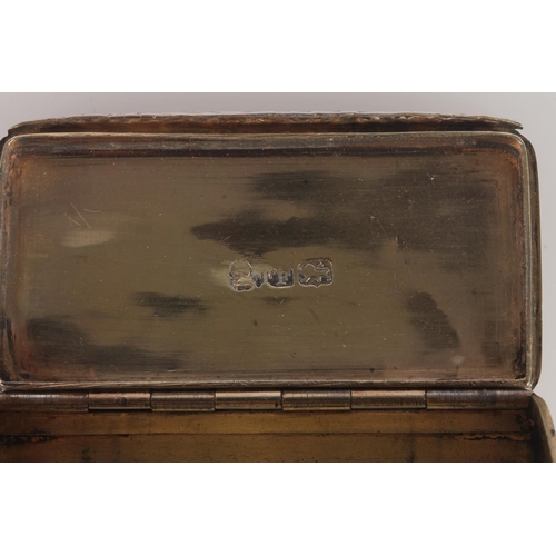 86 - Antique George IV silver snuff box of rectangular shape with rounded corners and plain moulded edge,... 