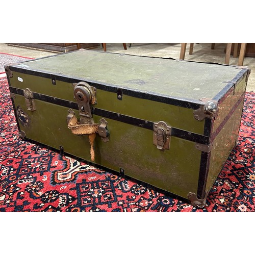 617 - Large vintage travel case