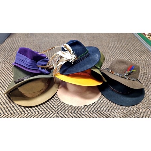 422 - Collection of various felt hats.