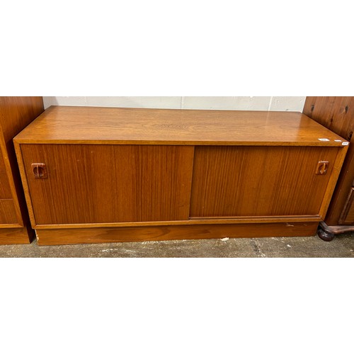 639 - Mid-century teak t.v. unit, H 48cm, W 121cm, D 40cm