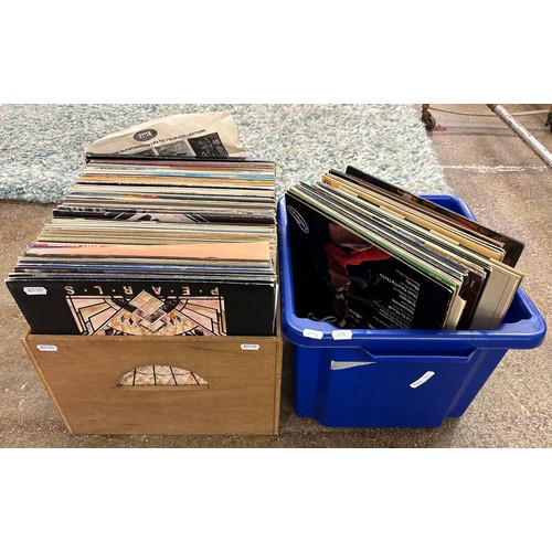 663 - Large quantity of assorted records incl. Fleetwood Mac, the Beatles, Blondie, Van Morrison, Average ... 