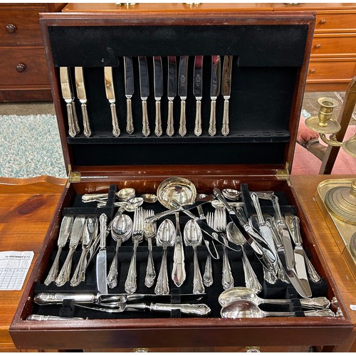 689 - Large canteen of Sheffield silver plated cutlery 