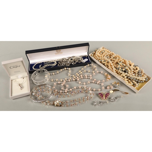 124 - Large assortment of vintage costume jewellery to include pearls, beads, gem set, some silver, etc