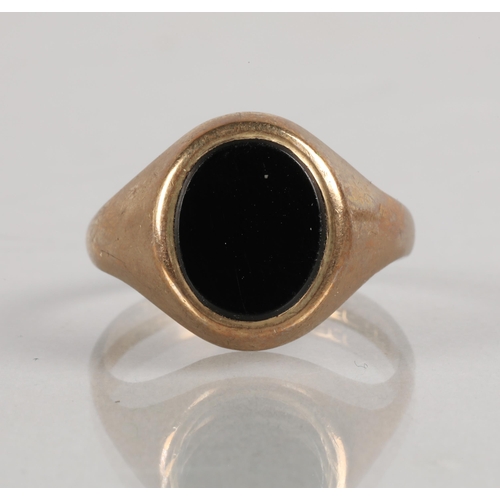 95 - 9ct gold signet set with onyx, ring size T, 4.2g