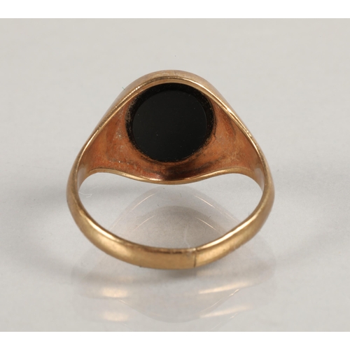 95 - 9ct gold signet set with onyx, ring size T, 4.2g