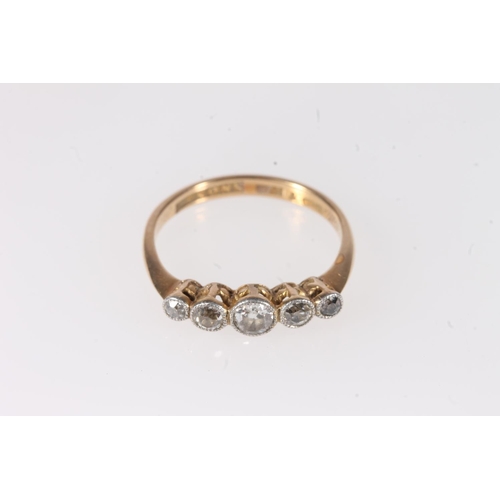 147 - 18ct gold and platinum diamond five stone ring, the central 0.25ct diamond flanked by smaller stones... 