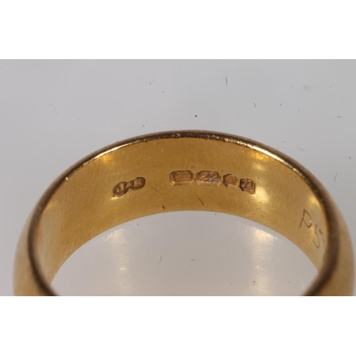 177 - 22ct yellow gold wedding band, ring size L, 8.4g.