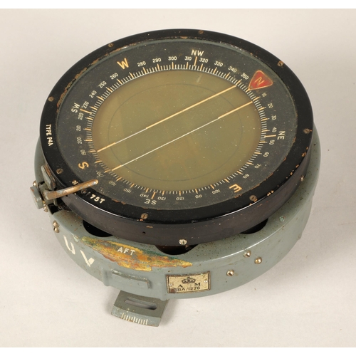 289 - Air Ministry British military WWII aircraft compass P4A No. 40175T, serial no. 6A/1276, in wooden bo... 