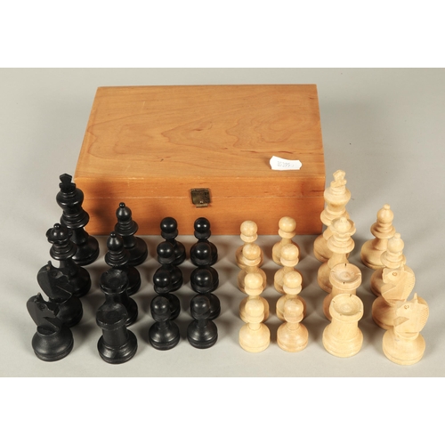 595 - Wooden chess pieces (unchecked)