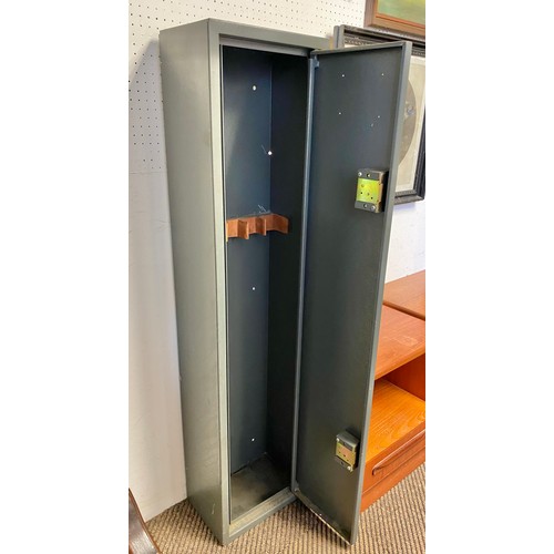 490 - Metal gun cabinet.