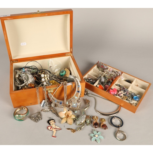 129 - Large quantity of costume jewellery in jewellery box to include earrings, necklaces, bracelets, broo... 