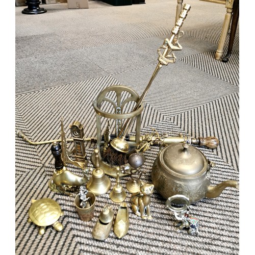 405 - Collection of brassware to include Eclipse No 1 sprayer, toasting fork etc.