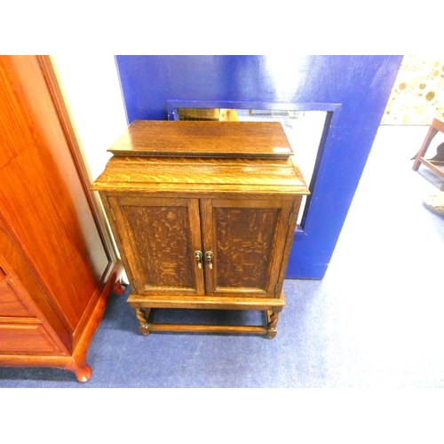 453 - Small antique oak cupboard.