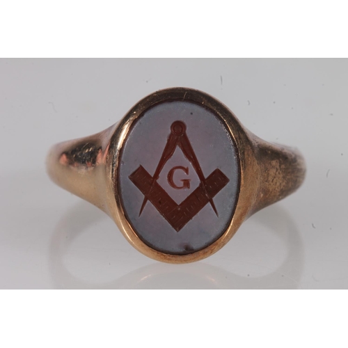 193 - 9ct gold gent's Masonic intaglio seal signet ring, the hardstone seal engraved with square and compa... 