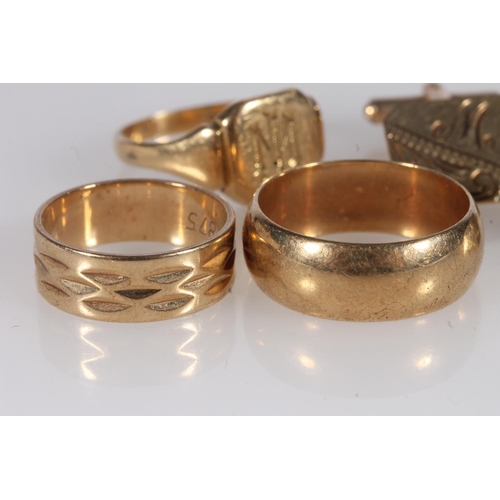 211 - Two 9ct gold wedding bands, a 9ct gold signet ring and a pair of 9ct gold gent's cufflinks, gross 22... 