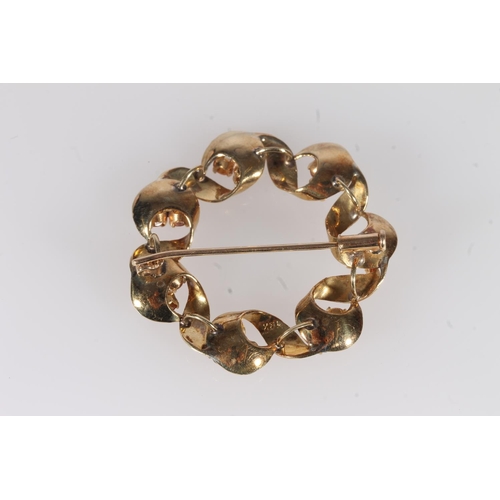 238 - 18ct gold twisted round brooch set with round cut amber coloured stones, 11.2g, 4.1cm wide.