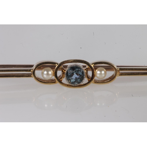 246 - Early 20th century 15ct gold and aquamarine bar brooch, 3.6g, 5.2cm wide.