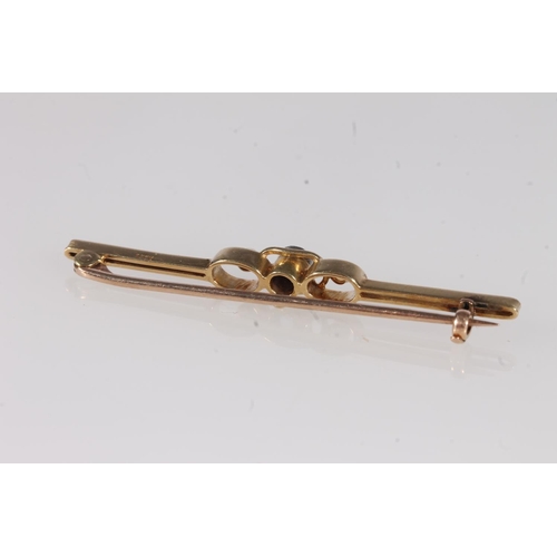 246 - Early 20th century 15ct gold and aquamarine bar brooch, 3.6g, 5.2cm wide.