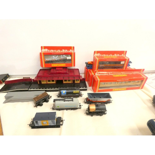 371 - Collection of Hornby rolling stock track station.