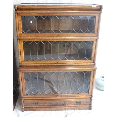 632 - Pair of Globe Wernicke oak sectional bookcases, early 20th century, with astragal glazed fronts and ... 