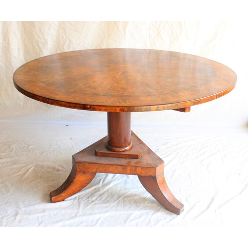 633 - Victorian walnut loo table of round shape over a tripartite base.   W121cm, H82cm.